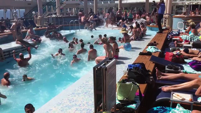 Quand la piscine de ce bateau de croisiere se transforme en piscine à vague incroyable