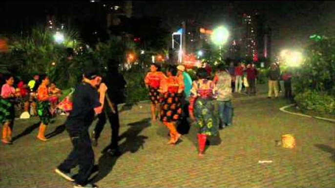 Indígenas bailando en la Cinta Costera durante las fiestas patrias