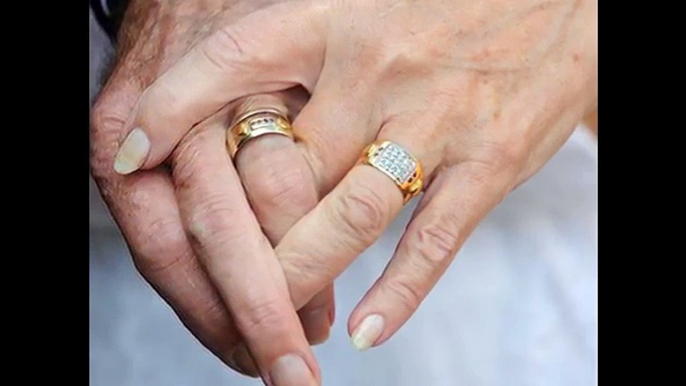 50 ans après leur mariage, ils ont essayé leur tenue de mariage... et ils se sont rendu compte qu'ils avaient bien gardé