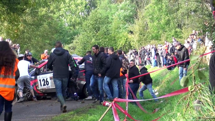 Des spectateurs dégagent le circuit d'une voiture sortie de route