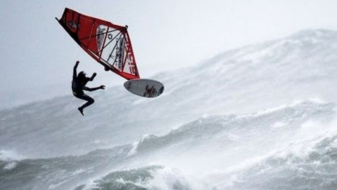 Des sportifs de haut niveau font de la planche à voile par force 10 !