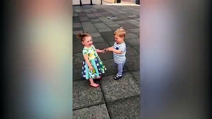 Ces deux adorables enfants s'embrassent pour la première fois. Trop mignon !