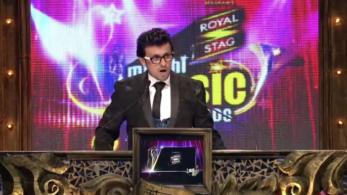 Arijit Singh pays tribute to Shahrukh Khan at 6th Royal Stag Mirchi Music Awards