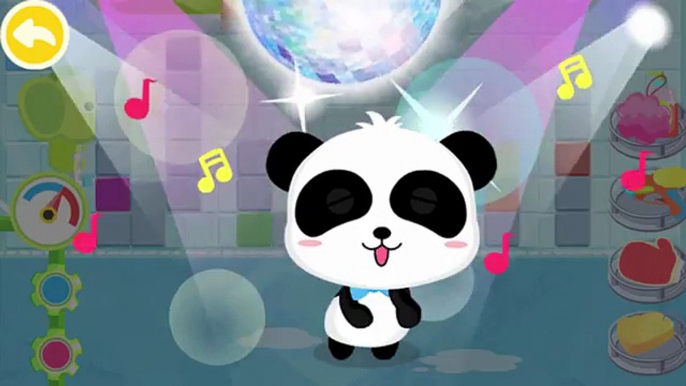 Baby Panda take a shower and play in the Bath with Bath Toys, Bubbles and more