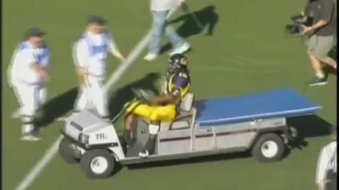 Il conduit une voiturette de golf pour célébrer un touchdown sur le terrain de football américain