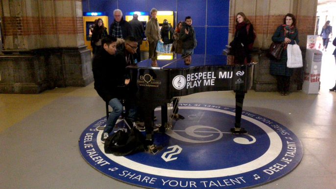 pianistas callejeros en una estacion de tren