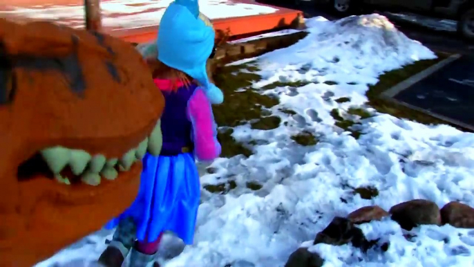 Dondurulmuş ANNA GERÇEK T-REX saldırı IRL Dondurulmuş ELSA ve SPIDERBABY kaydeder