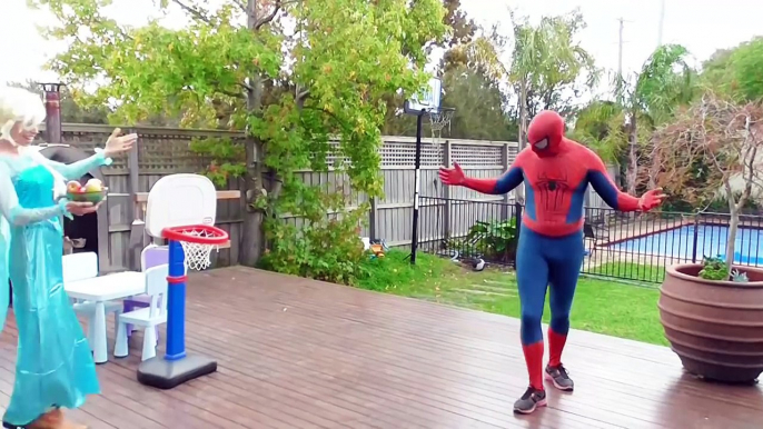 Dondurulmuş Elsa Zombie açar! Spiderman Vs Maleficent Vs Dondurulmuş Elsa Superhero Fun IRL!