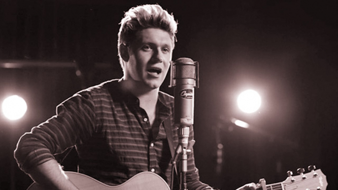 Niall Horan Performing Solo At 2016 AMAs