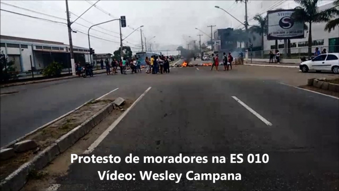 Protesto de moradores na ES 010, na Serra