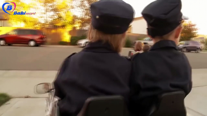 Ô tô điện trẻ em - 2 cảnh sát nhí đi tuần cùng xe ô tô trẻ em