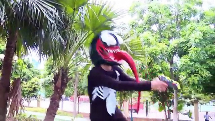 Frozen Elsa Kidnapped by VENOM! Spiderman vs. VENOM Battle in Real Life