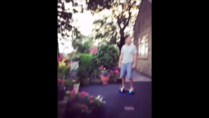 Ce papa va se gameler avec son hoverboard, mais avec classe, en mode superman