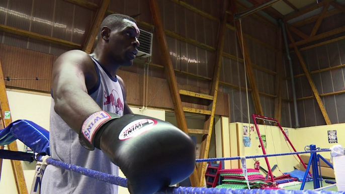 French Thai boxer Patrice Quarteron takes on British Daniel Sam