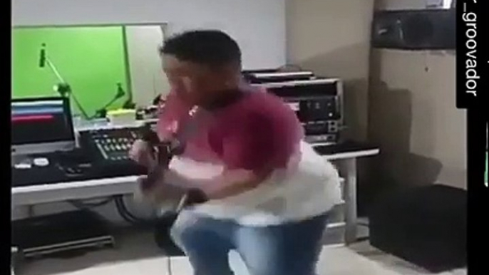 Même en studio ce bassiste donne tout et danse comme un dingue. Ahaha!!!