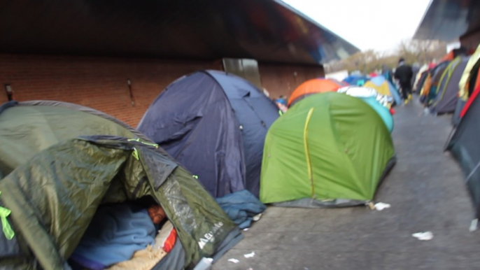 Un campement de réfugiés s'étend à deux pas du centre humanitaire de Paris