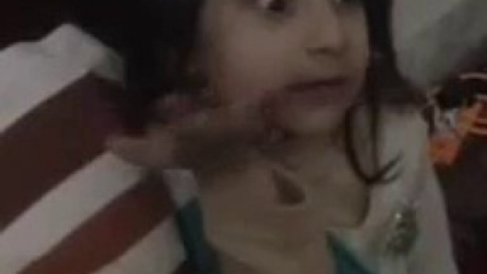 This Cute Little Pakistani Girl Video Going Viral On Internet-Mehman ah rhe hain ja rhe hain.tang kr dia