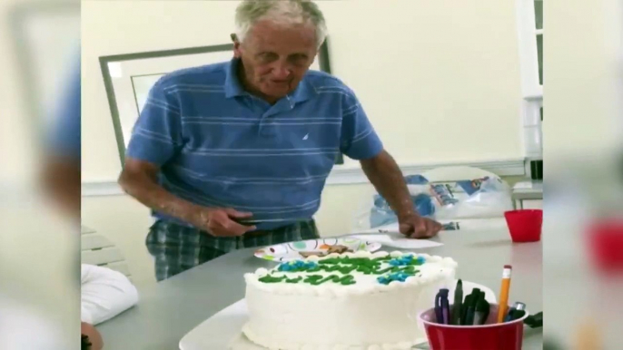 Vas-y Papy, découpe le gateau! La bonne blague...