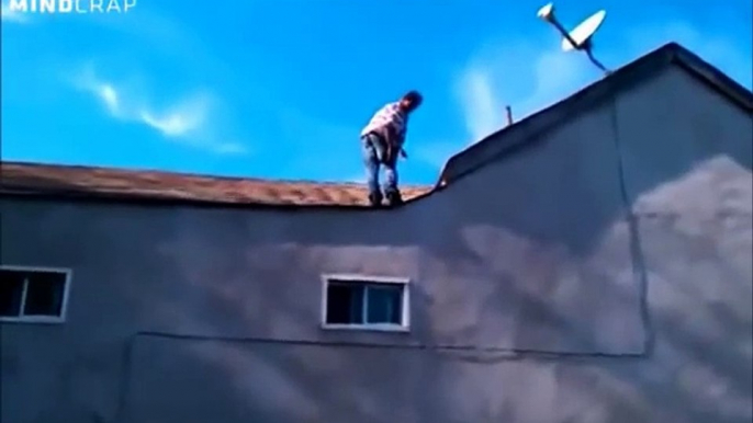 Un drogué au crack fait un Backflip d'une maison à 2 étages pour 1$