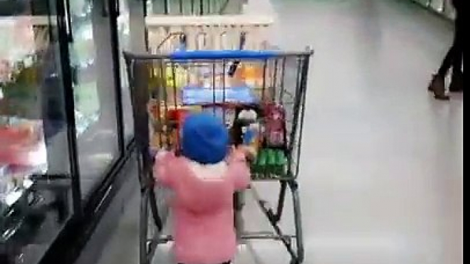 Cette gamine fout le chariot dans les rayons au Supermarché