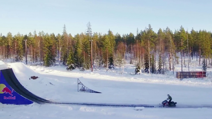 Il passe un double backflip en motoneige.. Fou