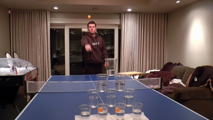 Lui il a un gros niveau en Beer Pong... Trickshot enorme