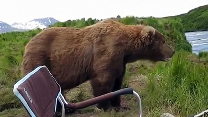 Ce pecheur s'est fait un drôle d'ami... Un peu flippant