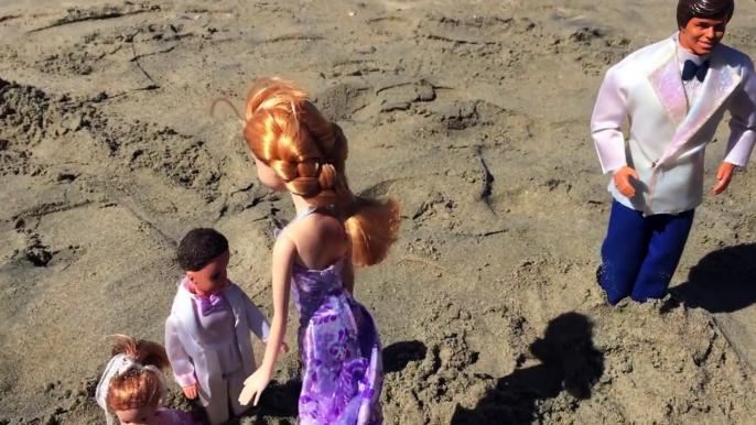 FROZEN WEDDING Elsa & Prince Felix Beach Wedding with Anna Kristoff Kids Barbie Family DisneyCarToys