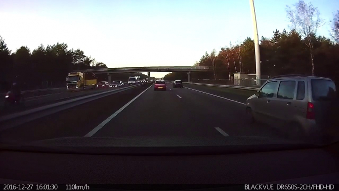 Votre voiture Tesla vous alerte d'un accident sur l'autoroute avant qu'il se produise !