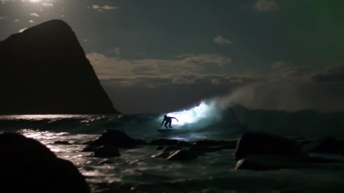 Pro-surfer Mick Fanning surfs under Northern Lights in Norway-gwzmH3flHoE