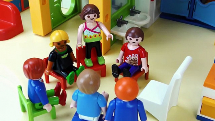 PLAYMOBIL FILM DEUTSCH - Unfall in der Kita! Julian blutet! Spiel mit mir Kinderspielzeug