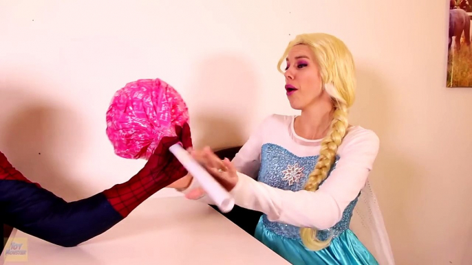 Frozen Elsa vs Anna LOLLIPOP FIGHT! w_ Spiderman Joker Spidergirl Catwoman Poison Ivy! Superhero Fun-_w4DK-