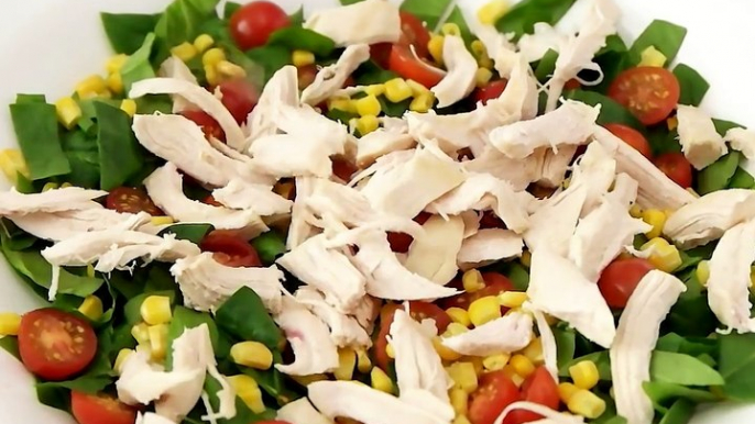 SPINACH SALAD WITH CHICKEN, AVOCADO AND GOAT CHEESE