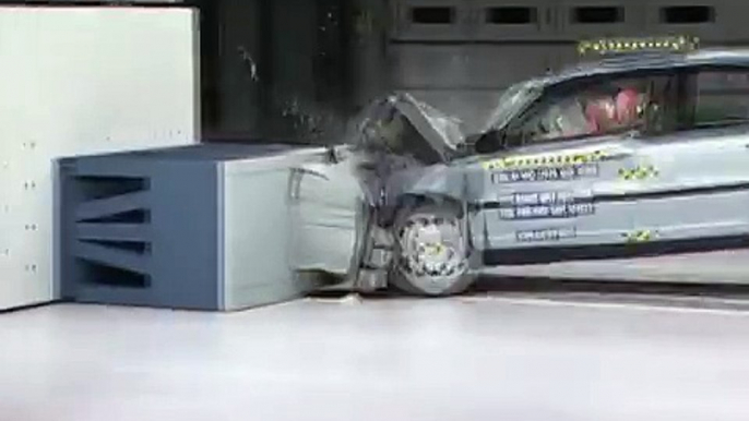 2000 Volvo S80 moderate overlap IIHS crash test