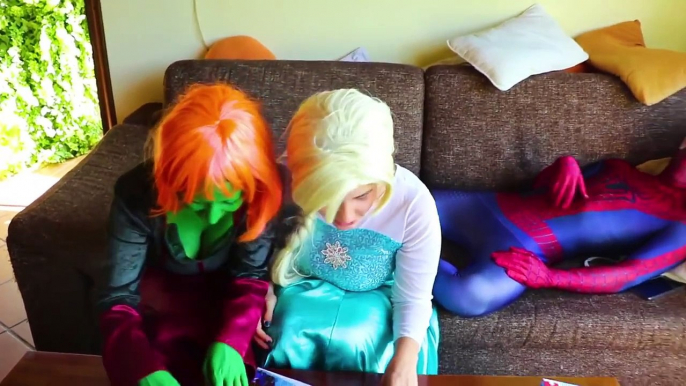 Халк gets RAINBOW HAIR SPELL! пожалуйста, Spiderman Frozen Эльза Poison ivy Superman and Joker! 1