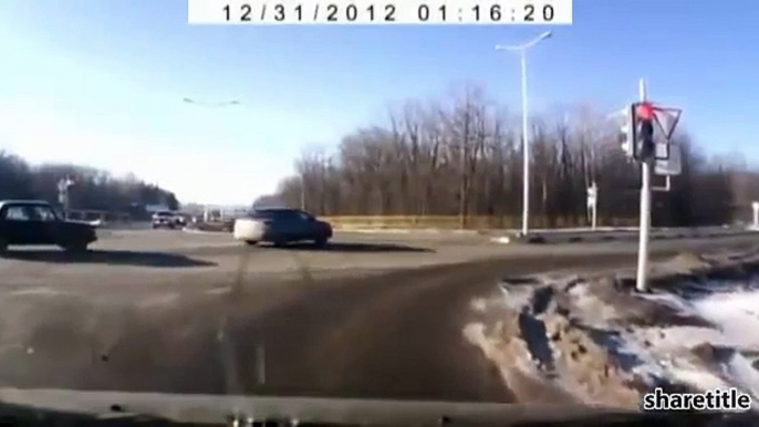 Why you should wear your seat belt  Dash cam car crash.