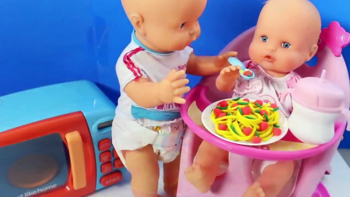 Nenuco Baby Doll Eats Lunch Baby Born Doll Toy Food Baby Doll Toy Videos by Toysandfunnykids