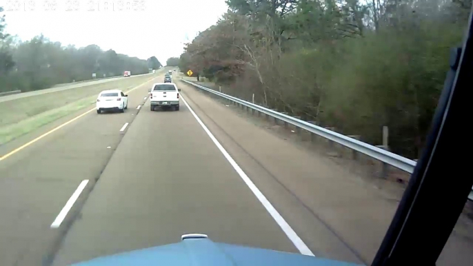 Un conducteur fou envoie 3 voitures hors de l'autoroute ! Road Rage