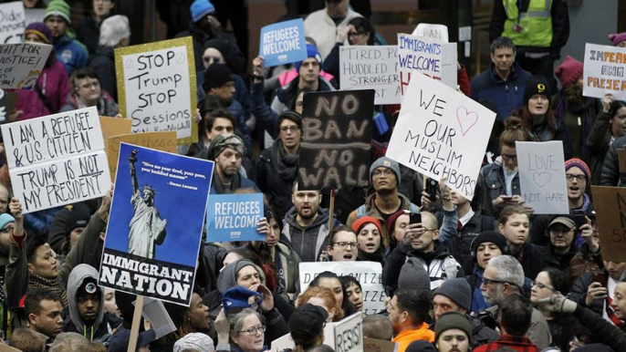 Trump no cede ante las protestas masivas por su veto a los inmigrantes