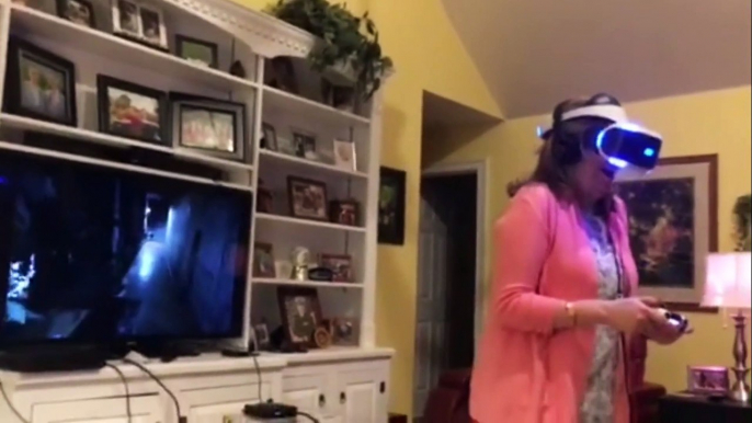 Cette maman pète un cable en jouant à un jeu d'horreur en réalité virtuelle