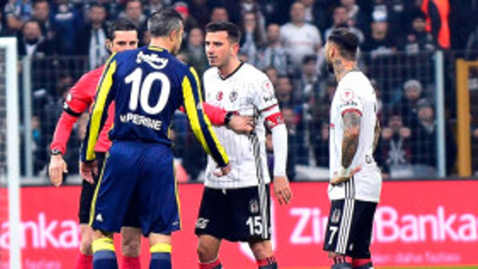 İki İyi Arkadaş Olan Oğuzhan ve Robin Van Persie Sözlü Olarak Tartıştı