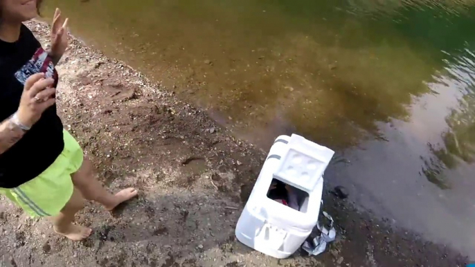 Ils trouvent une boîte en polystyrène qui flotte dans l'eau et regardez ce qu'il y a dedans... Flippant!