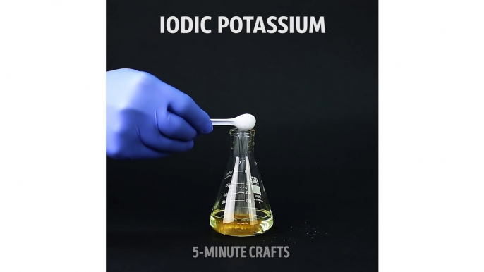 5 MINUTES CRAFTS | Foam science experiments that will blow your mind!