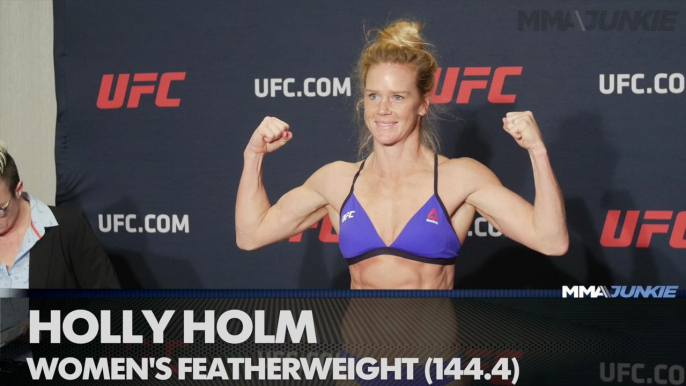 Inaugural featherweight title fight set as Holly Holm, Germaine de Randamie make weight for UFC 208