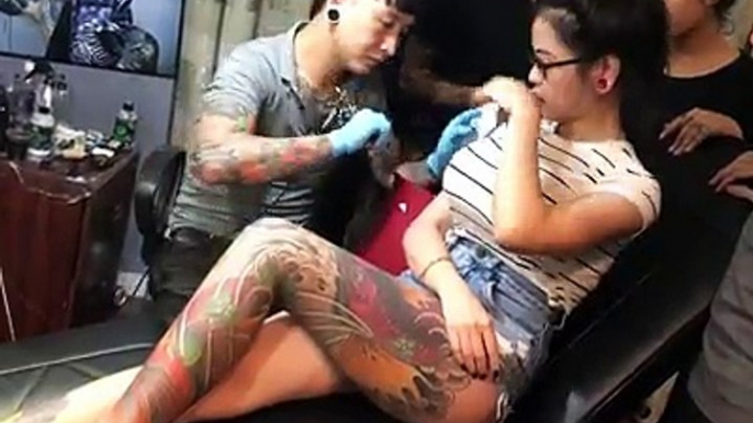 La ragazza si fa fare un tatuaggio, ma il suo seno esplode improvvisamente!