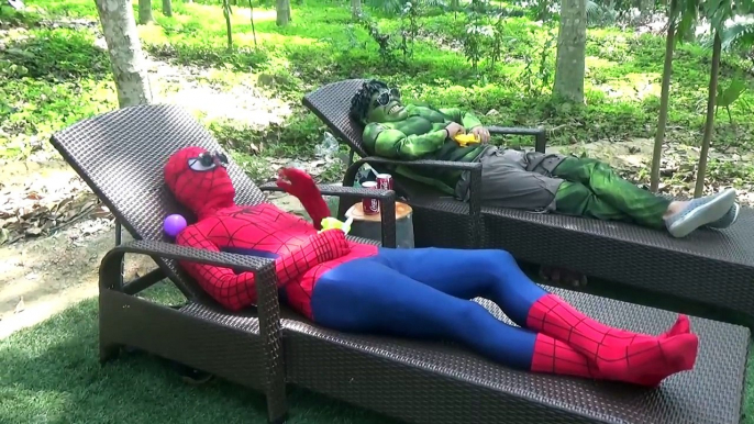 VENOM BATMAN Deadpool & Superman vs Frog - IRL - Spiderman - Real life Superhero Movie - M