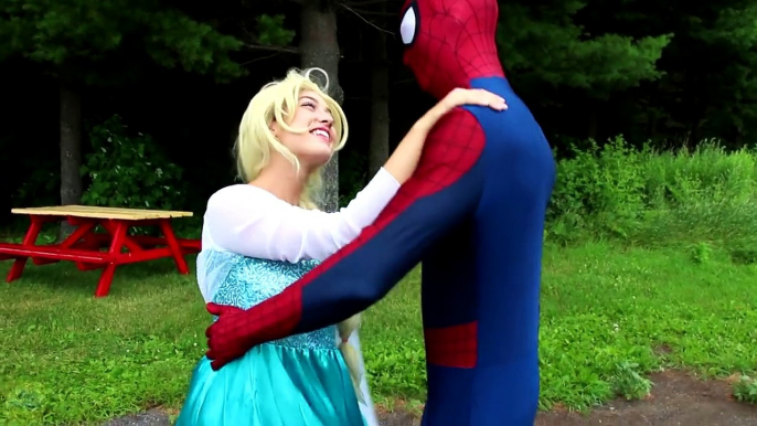 Frozen Elsa & Spiderman vs Genie! w_ Pink Spidergirl, Joker, Maleficent, Princess Anna & Giant Candy-Y0Z