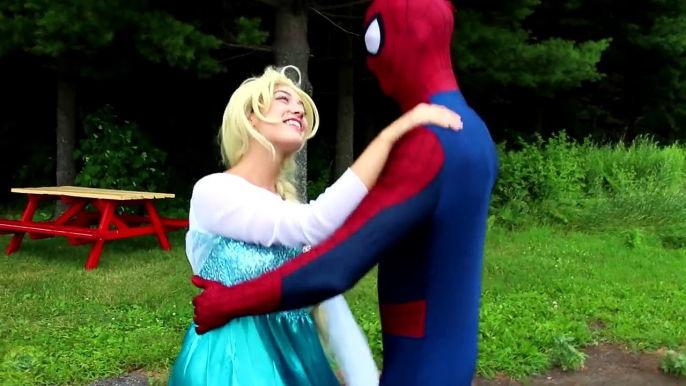 Frozen Elsa & Spiderman vs Genie! w_ Pink Spidergirl, Joker, Maleficent, Princess Anna & Giant Candy-Y0ZwNeU