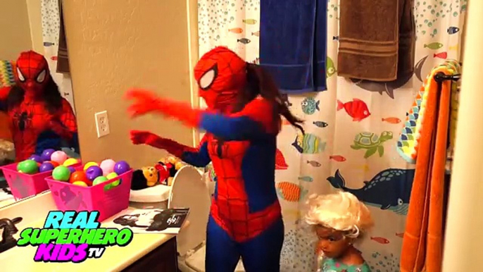 SPIDERMAN AND PINK SPIDERGIRL w/ BABY SPIDEY and SUPERGIRL Superheroes Dancing in a Car Fu