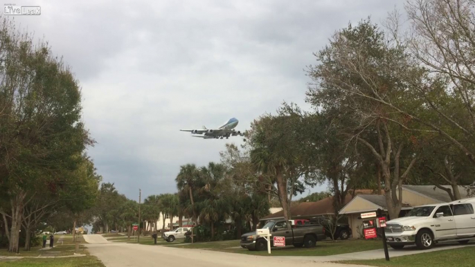 Quand l'avion Air Force One passe au-dessus de chez toi... Donald Trump